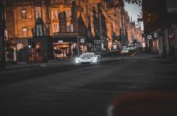 开云体育-闪耀与绝杀，足球之夜的两极叙事