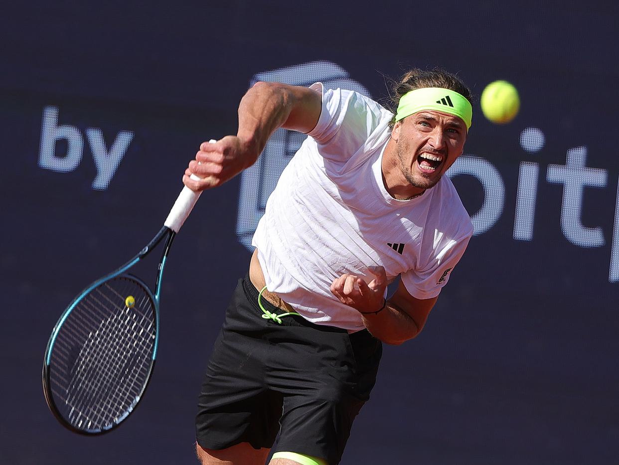 意大利网球队险胜美国网球队，兹维列夫送出助攻