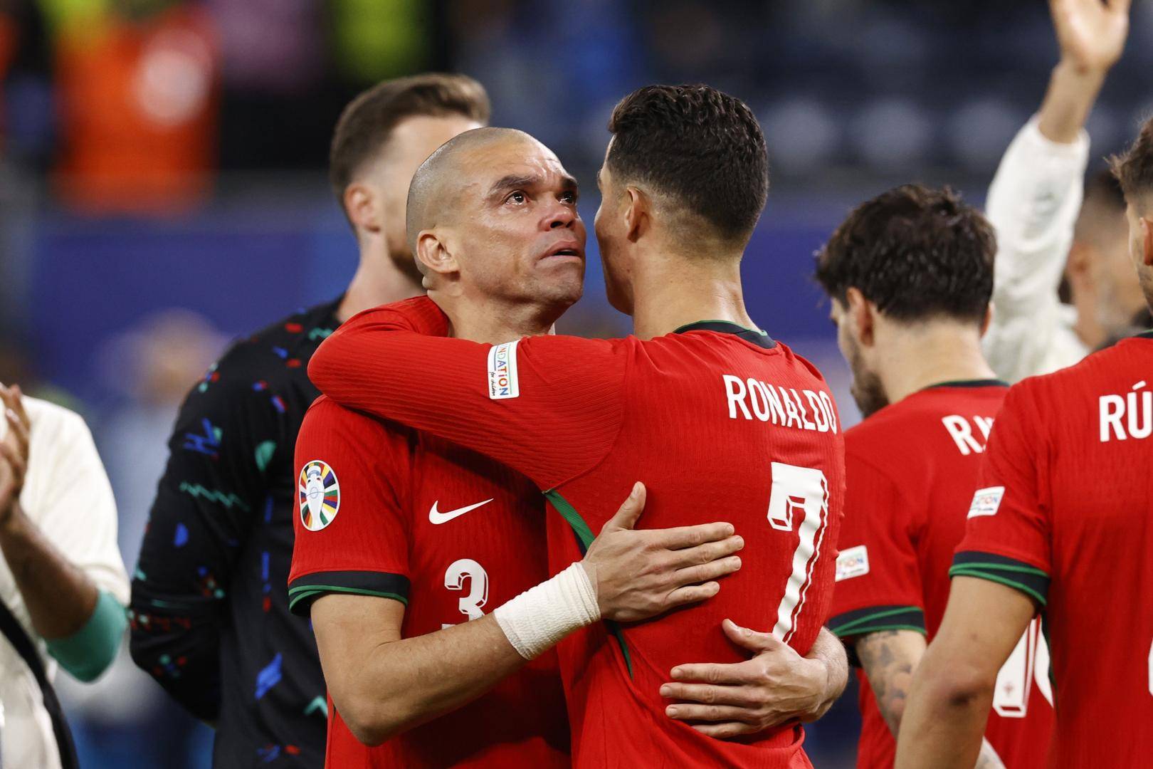 包含球星爆发！欧洲杯赛场再现神级操作的词条