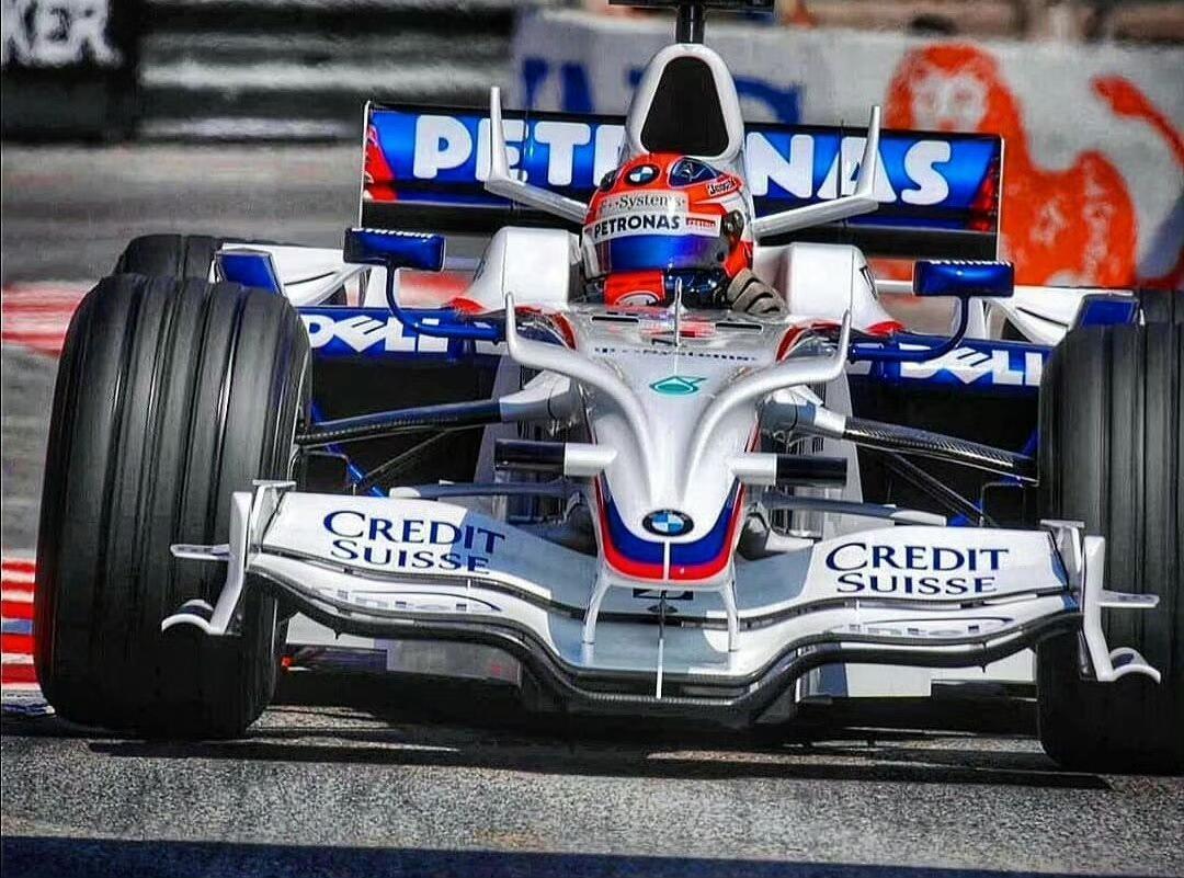 梅赛德斯鏖战索伯车队，皮亚斯特里高光表现